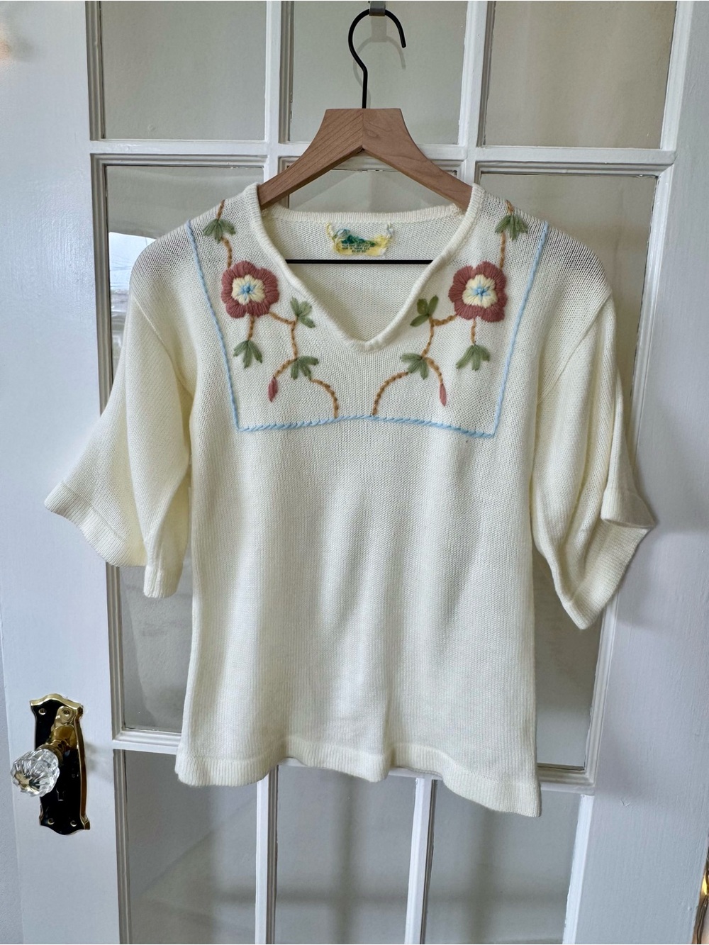 Cream Floral Embroidered Peasant Cottagecore Boho Vtg Top with Flowy Sleeves